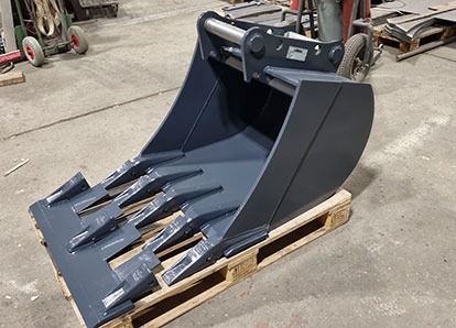 Bagger-Anbaugeräte. Tieflöffel mit Reißzähnen