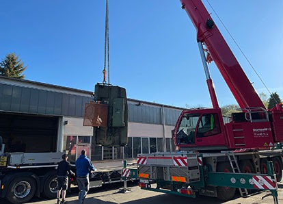 Baumaschinenservice. Mobilkran beim Hub