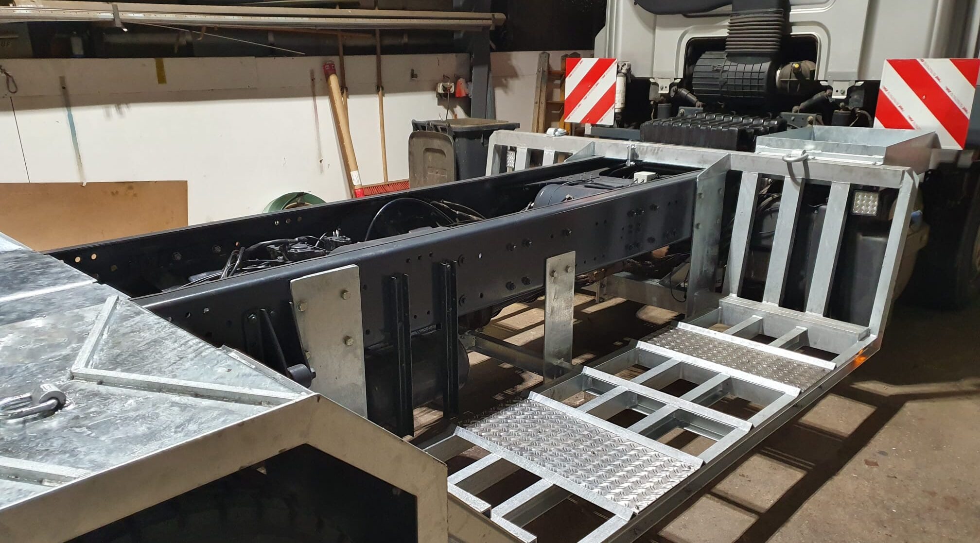 Fahrzeugbau Detail. Lkw-Aufbau mit verzinkten Stahlkonstruktionen